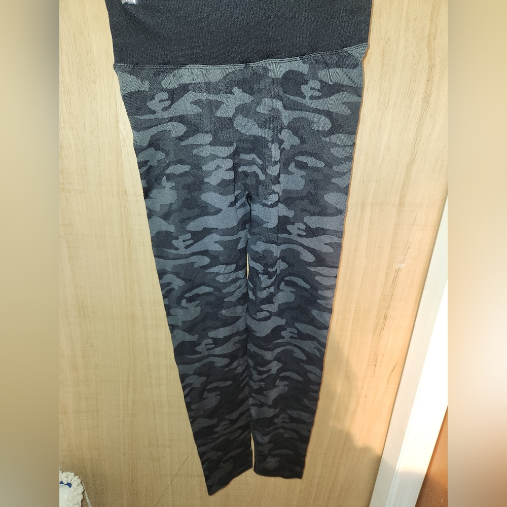 Women's PINK  Victoria's  Secert army leggings size L